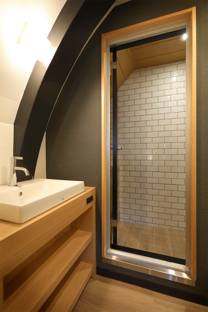 シャワーのみのシングルルーム305のシャワールーム