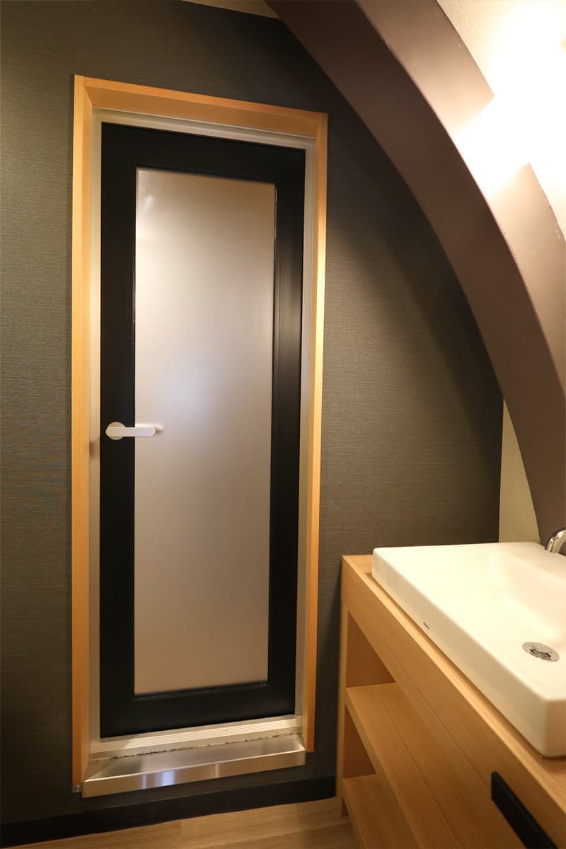 シャワーのみのシングルルーム306のシャワールーム